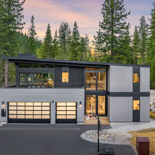 Creekside Retreat with Hot Tub & 3min to Slopes