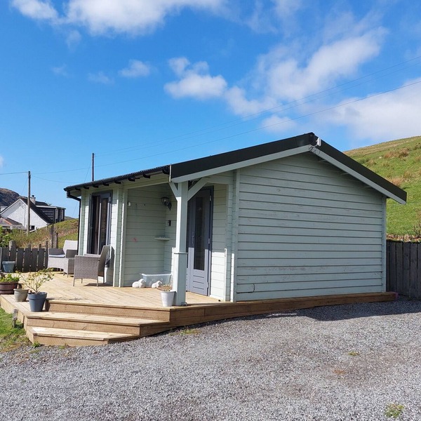 CROFTERS CABIN, centrally located, modern & cosy cabin on the Isle of Skye