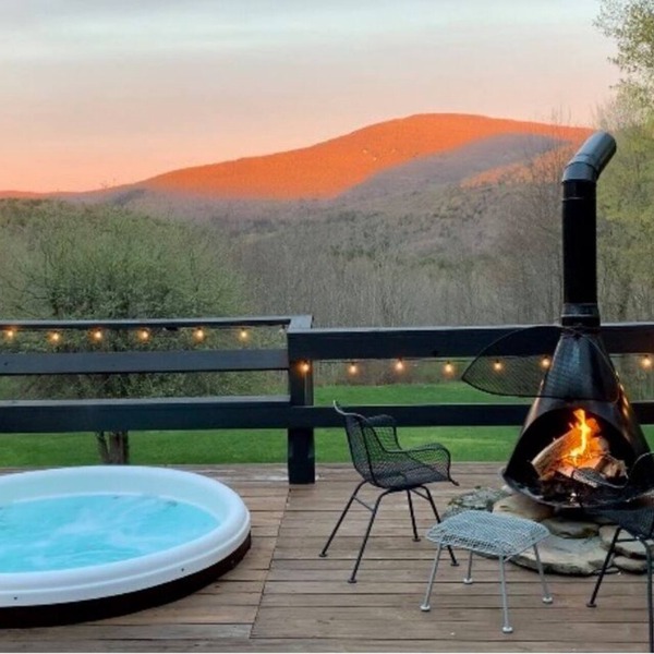 Crows Nest Mtn. Chalet - Hot Tub, Mtn Views, Dog Friendly