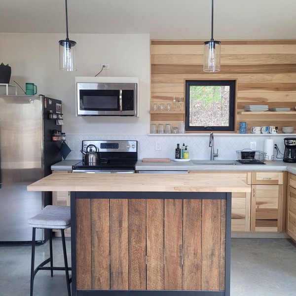 Custom-Built Cottage, with Private Hot Tub & Heated Floors