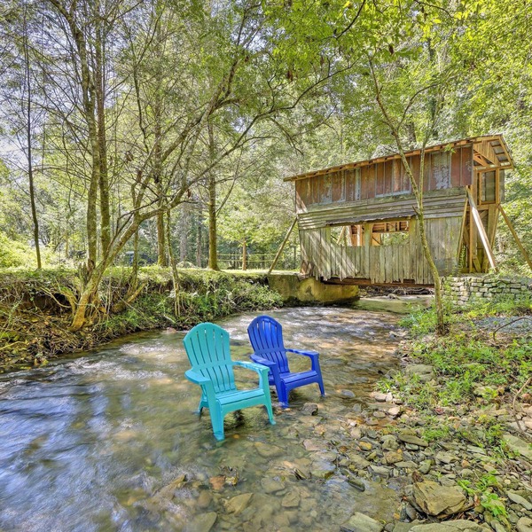 Custom-built Luxury Cabin w/Tesla Charger!
