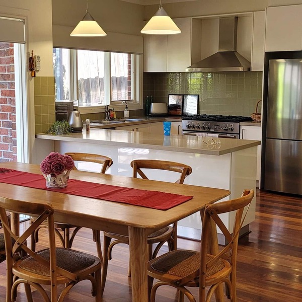 Custom designed spacious luxury home with modern amenities in Kew, 7km to city.