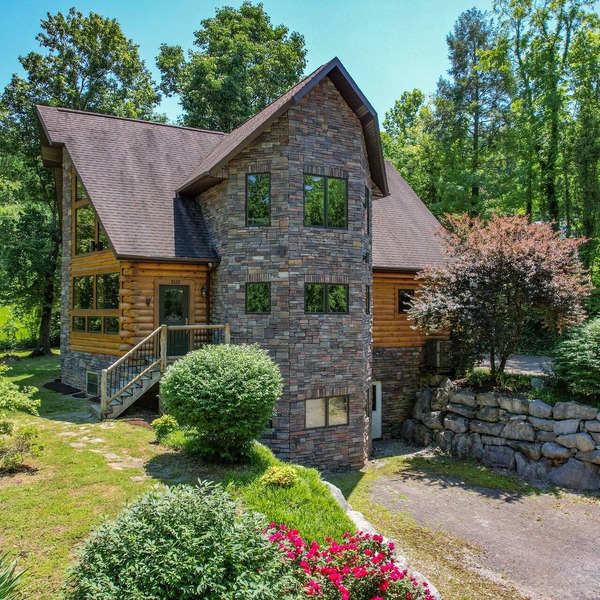 Custom Log Cabin Close to Cades Cove in GSMNP!