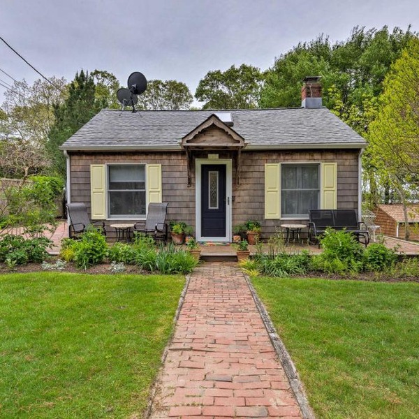 Cute East Hampton Cottage w/Patio - Walk to Beach