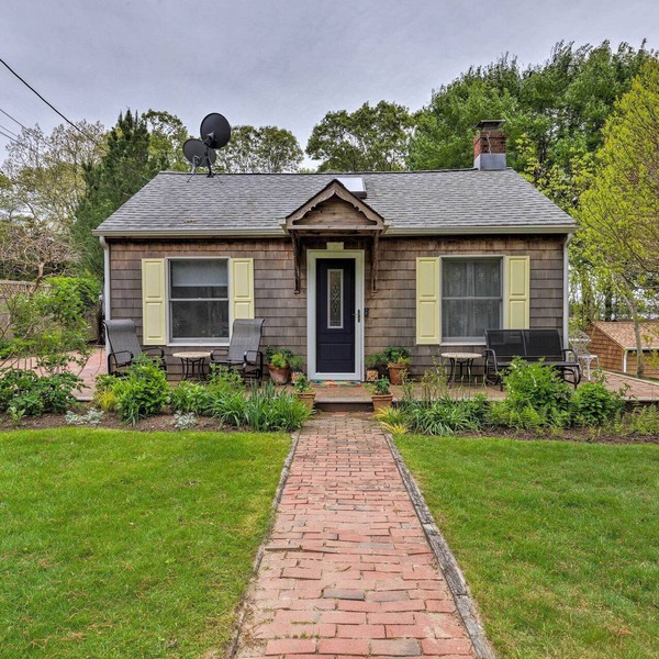 Cute East Hampton Cottage w/Patio - Walk to Beach