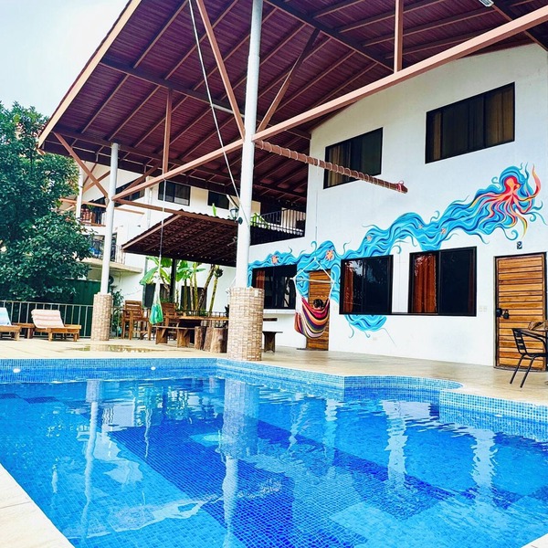 Cute studio, GREAT location, beautiful pool, close to beach! AC+