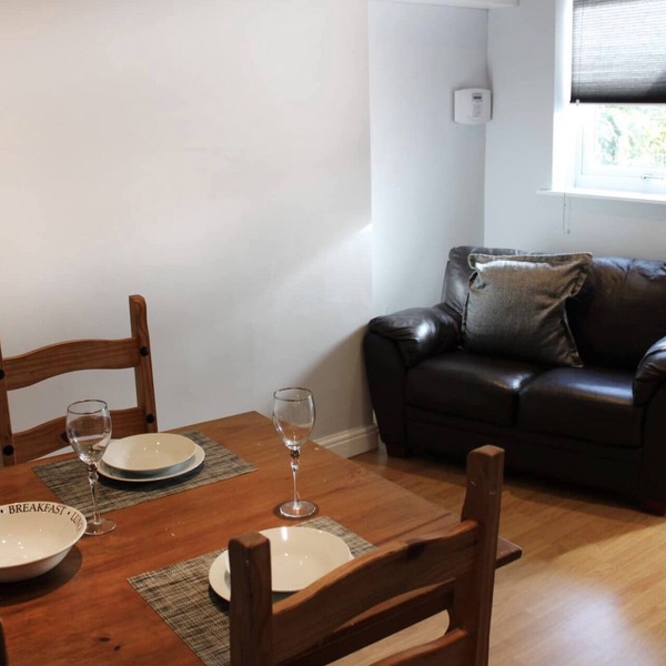 D's Place Close to J30/J31 on M1 - FREE PARKING - Spacious