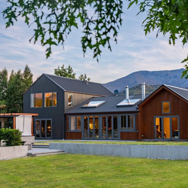Dalefield Escape : Stylish 3-Bed Home with Hot Tub & Mountain Views