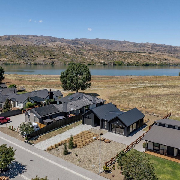 Dancing Tussock Escape - Cromwell Holiday Home