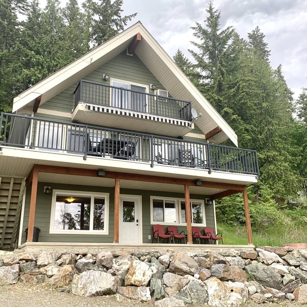 Dancing Waters Lakehouse - Semi Waterfront - Shuswap Vacations and Sledding Accommodation