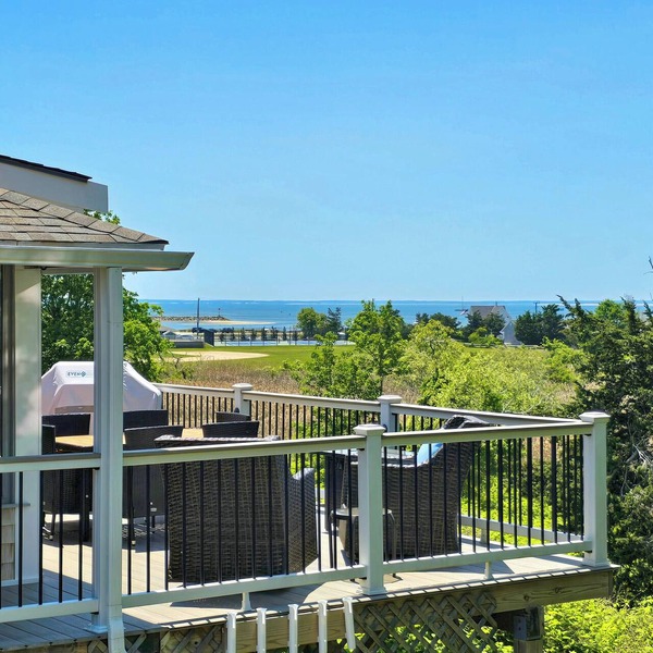 Darling 2BD Cottage-A/C, Amazing Deck & Screen Porch, Walk to Town Center & Mayo Beach