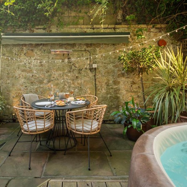 Dashwood Apartment - Two-Bed Apartment with Hot Tub