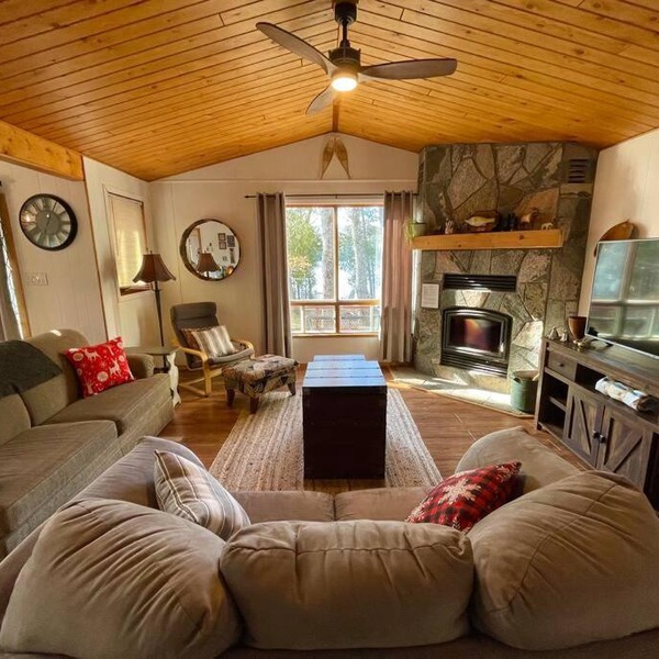 Dawson Loop Inn 3BR Lakefront Chalet Style Cottage