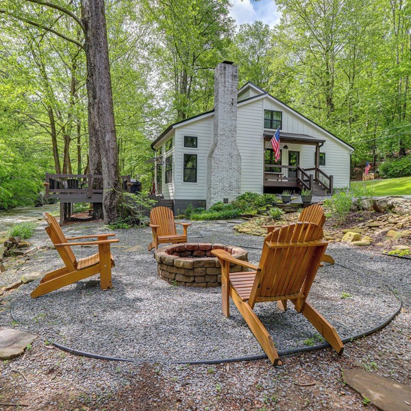 Deck & Fire Pit Bliss: Mountaintown Creek Cottage!