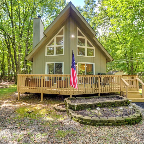 Deck, Fire Pit & Pool Access: Pennsylvania Home!