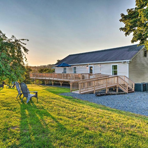 Deck & Game Room: Home in Pennsylvania Countryside