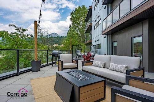 Decked Out, Mtn Views, AC, Big Patio, DT, BBQ