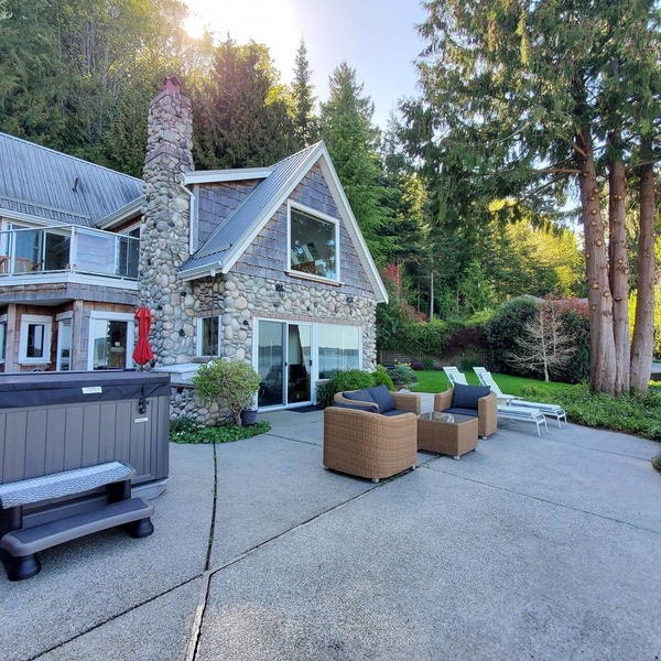 Deep Bay Ocean Front Cottage - Private Getaway with Hot Tub