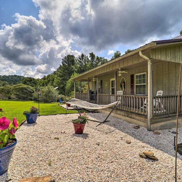 Deep Gap Cottage w/Fire Pits - Hike & Ski!