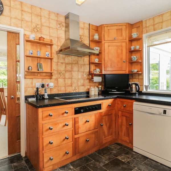 DEEPDENE, family friendly, with pool in Plush