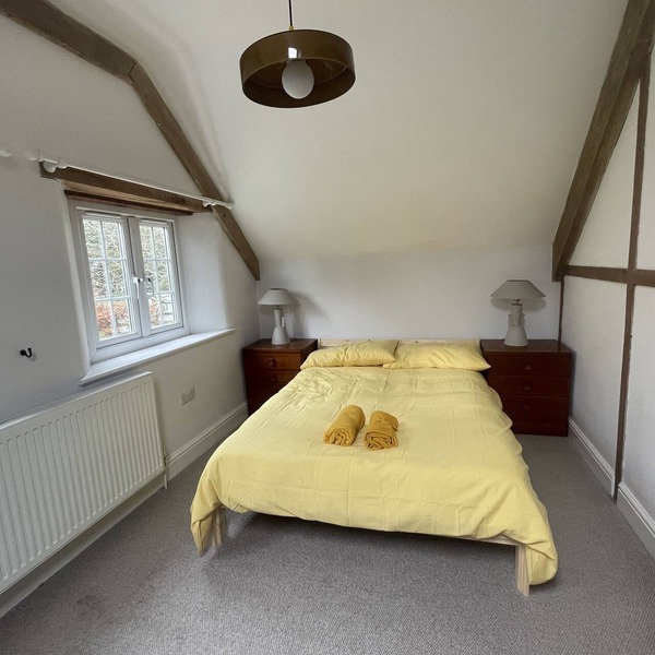 Delightful 2 bed cottage near airport with Free Parking and Wi-fi