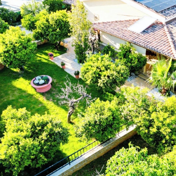 Delightful and refined villa nestled in a green oasis in the city