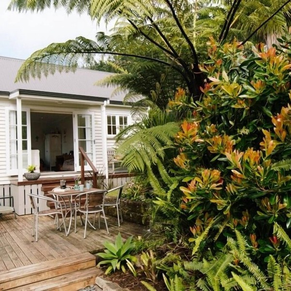 Delightful elevated sunny S/C Studio