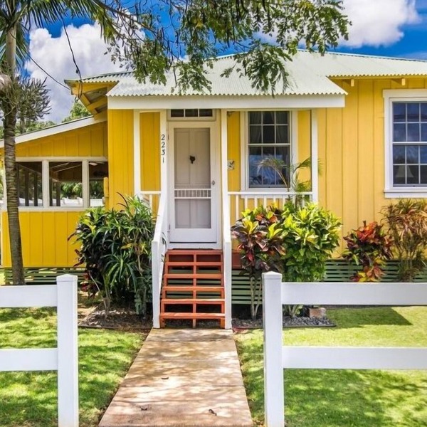 Delightful Historic Cottage Steps from Poipu/Brennecke's Beaches A/C