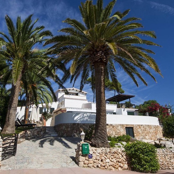 Delightful, Large, 5 bedroomed villa with attractive gardens and private pool.
