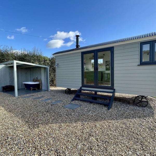 Delightful Shepherd's Hut with Log Burner and Outside Bath