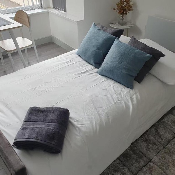 Deluxe 1 & 2 Bed Apartment - Desborough - Kettering - Sleeps up to 5 - Free Parking, - WIFI - Contractors, Professionals, Families and Relocators - By The Home Makers Hub