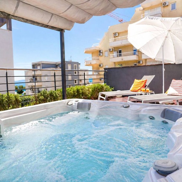 Deluxe beach suite with hot tub, 2 minutes away from the beach