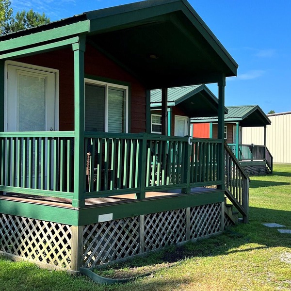 Deluxe Creekside Cabin nearby Blount's Creek!