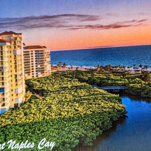 Deluxe End Unit Condo with georgeous Gulf and Clam Pass views