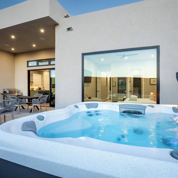 Desert Dreaming 2 Bedroom, Den, Pet Friendly, Hot Tub EV Charger