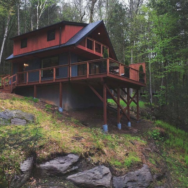 Design-forward retreat, walkable to Callicoon