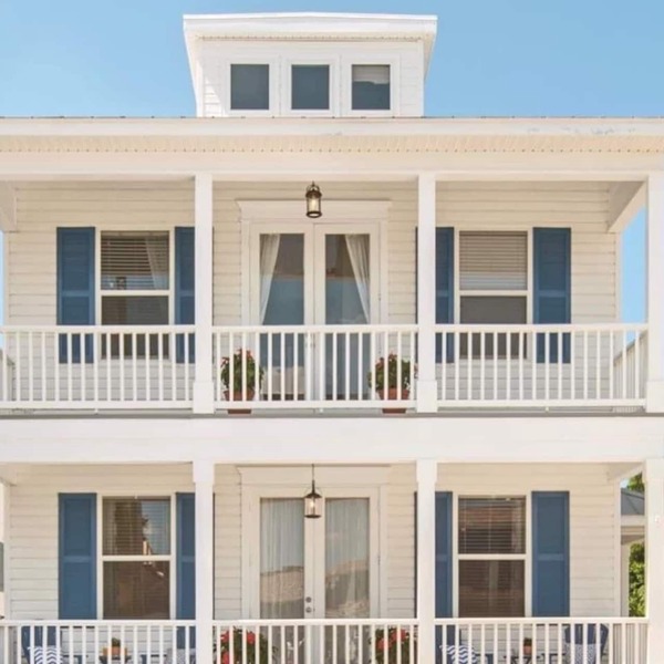 Designer Home for 8 Walk to Downtown Dunedin and Waterfront Pets Ok