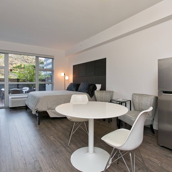 Designer Studio in Hawaii Kai! Close to beaches, shopping, and hiking!