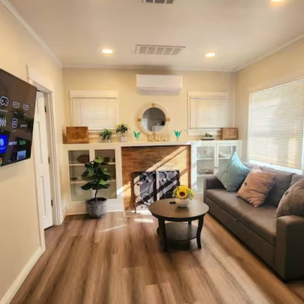 Detached charming house 2 bedroom 1 bath Prime location King Bed! n