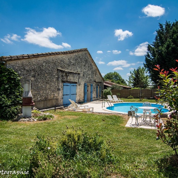 Detached Rural barn retreat set in open farm land -with private pool