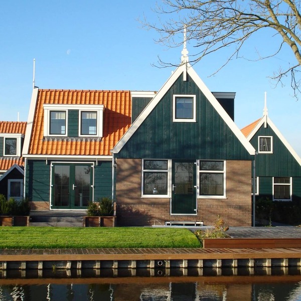 Detached holiday home for 10 people with 4 bedrooms, 3 bathrooms, bathtub, large garden, 2 parking spaces and free Wi-Fi. Ideal for families.