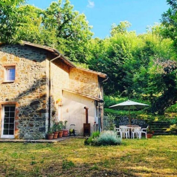 Detached house in the middle of the Tuscan chestnut forest