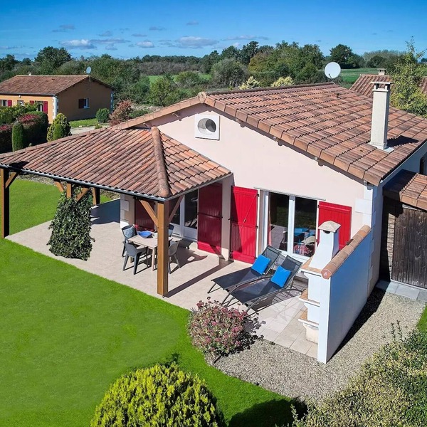 Detached villa, 2 bathrooms, sleeps 4