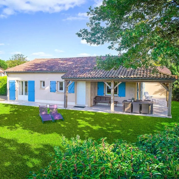 Detached villa, 2 bathrooms, sleeps 6