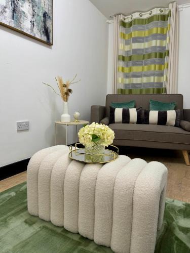 Diamond 3 Bedroom Apartment-Free Parking-Walk to Station-WA1