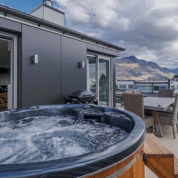 Diamond Deluxe Central Q'twn, Private Hot tub