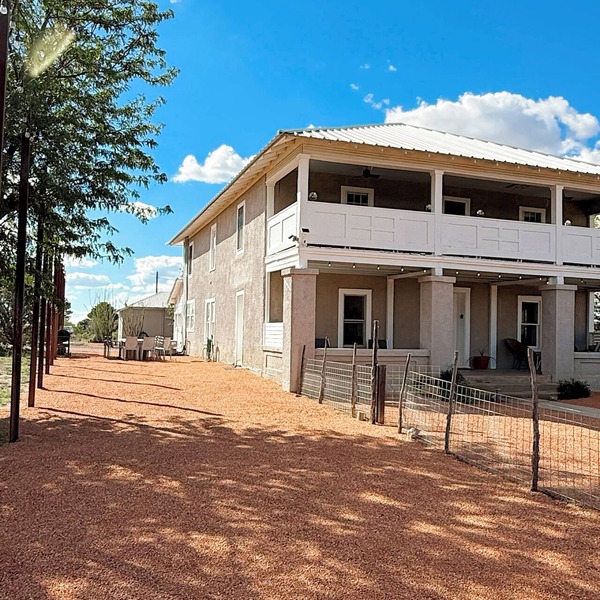 Dickson Marfa House - Spacious 7-Bedroom Vacation Rental + Events