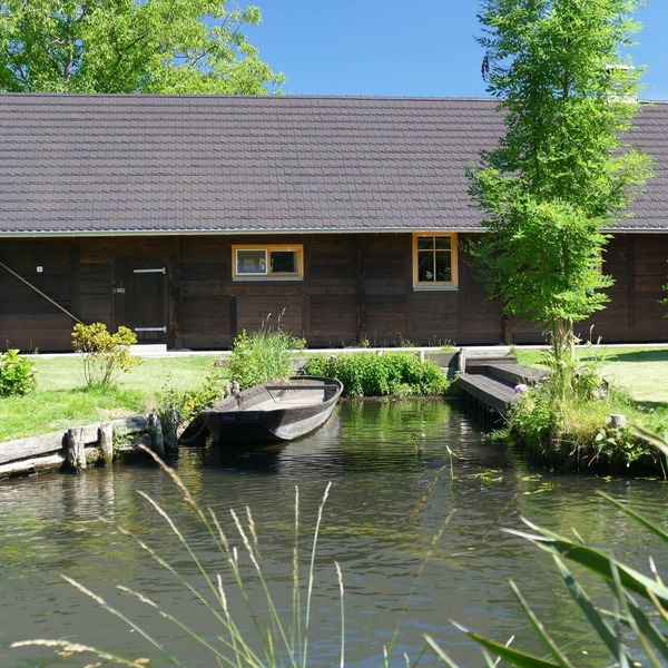 Die Scheune: Spreewaldblockhaus in Lehde mit Kamin, Sauna und eigenem Hafen