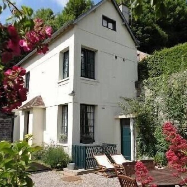 DIEPPE: House with enclosed garden, garage, sea and shops within walking distance