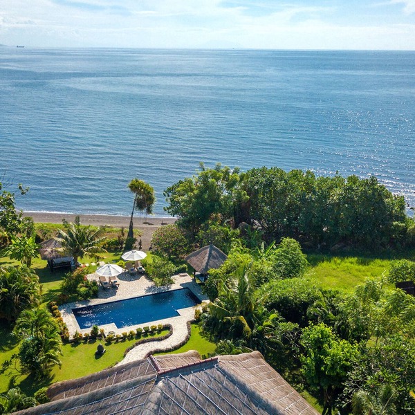 Direct beachfront 4BR/BR villa in tropical garden. Villa chef, villa pool, WiFi